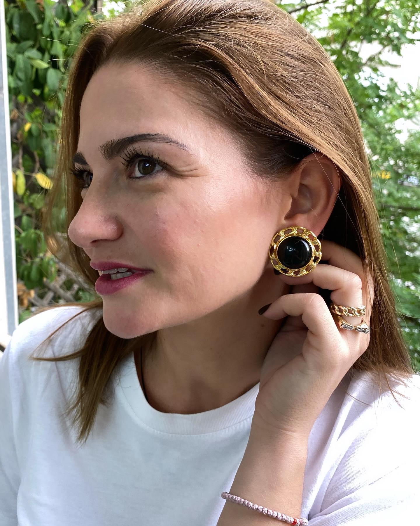 Χειροποίητα σκουλαρίκια κλιπ από ορείχαλκο με εντυπωσιακή μαύρη πέτρα στο κέντρο και διακοσμητικό περίγραμμα. Διατίθενται σε τρεις αποχρώσεις: επίχρυση επιμετάλλωση, μαύρη οξείδωση και free nickel.