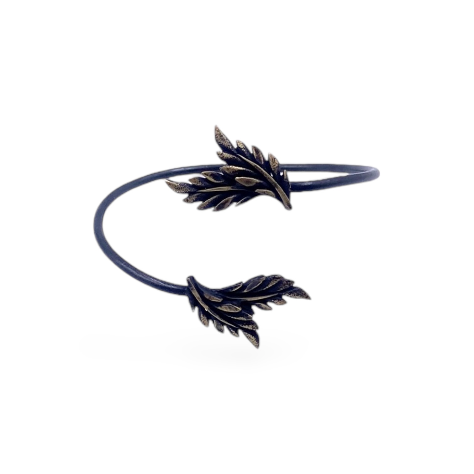 Χειροποίητο ανοιχτό βραχιόλι από ορείχαλκο με διακοσμητικά φτερά – statement κόσμημα ελληνικής κατασκευής