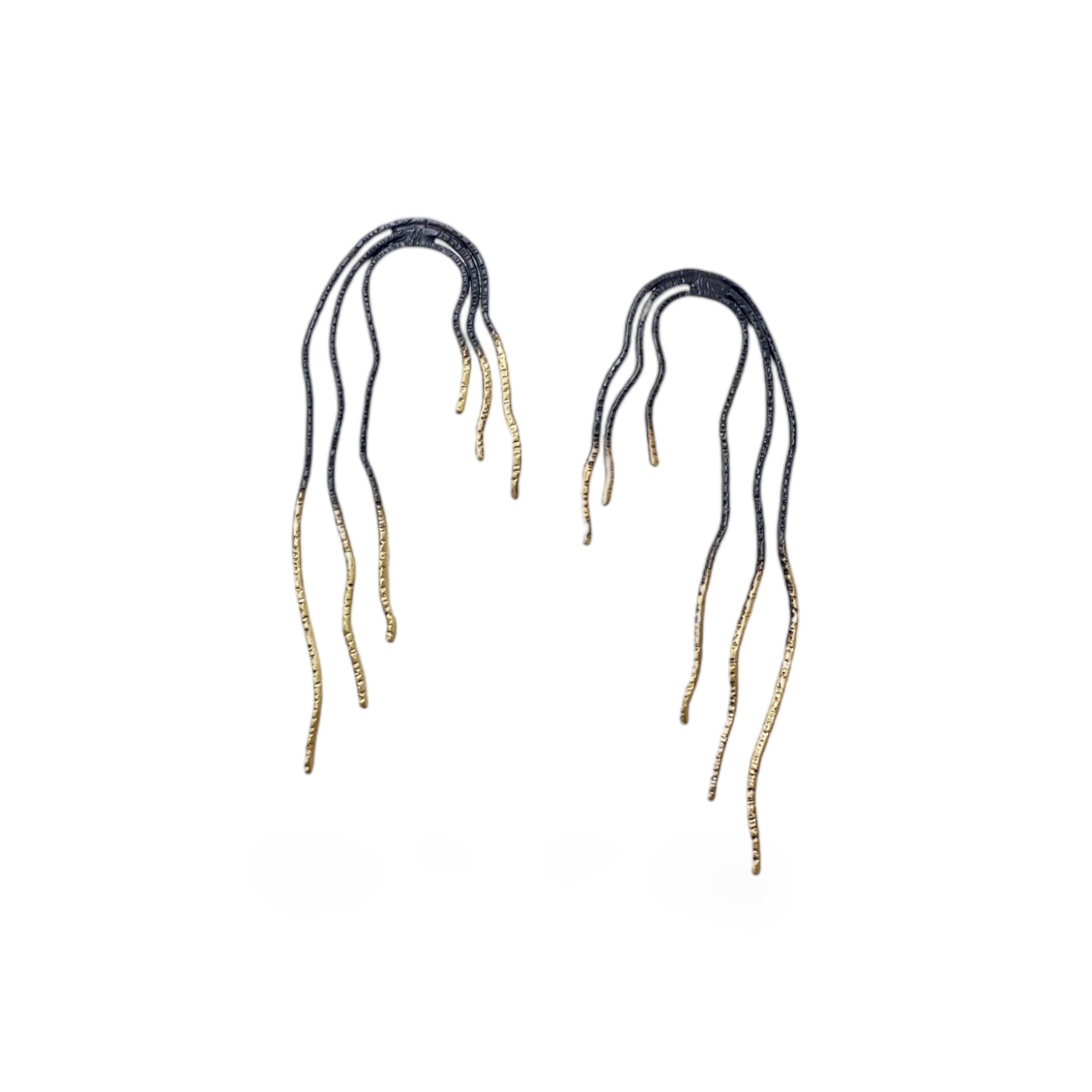 Μακριά σκουλαρίκια από ορείχαλκο, με ελεύθερη ροή και διχρωμία σε μαύρη οξείδωση και επίχρυση επιμετάλλωση. Στερεώνονται με ασημένια βελόνα και διατίθενται και σε free nickel εκδοχή.