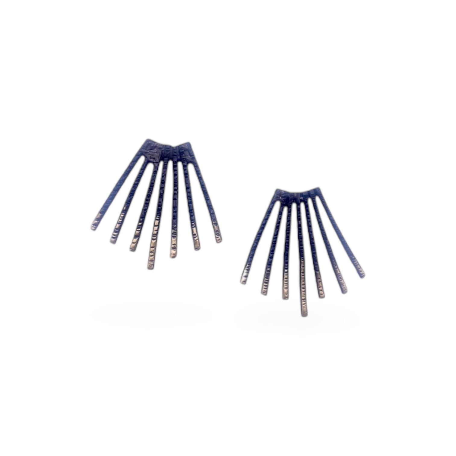 Χειροποίητα σκουλαρίκια από ορείχαλκο σε μοντέρνο σχέδιο με ακτίνες. Διατίθενται σε τρεις αποχρώσεις: επίχρυση επιμετάλλωση, μαύρη οξείδωση και free nickel. Η βελόνα είναι από ασήμι 925 για άνετη εφαρμογή.