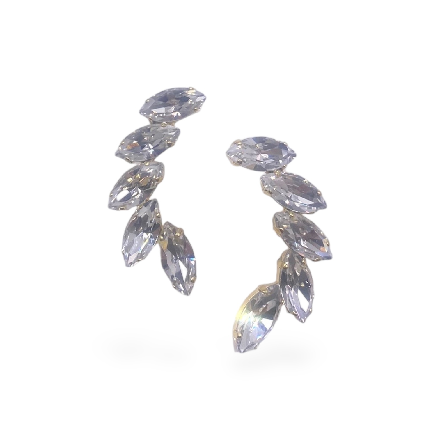 Σκουλαρίκια με strass Swarovski σε σχήμα φύλλου, σε λευκό χρώμα. Ελαφριά και φωτεινά, ιδανικά για καλοκαιρινές εμφανίσεις. Διαθέτουν ασημένια βελόνα.