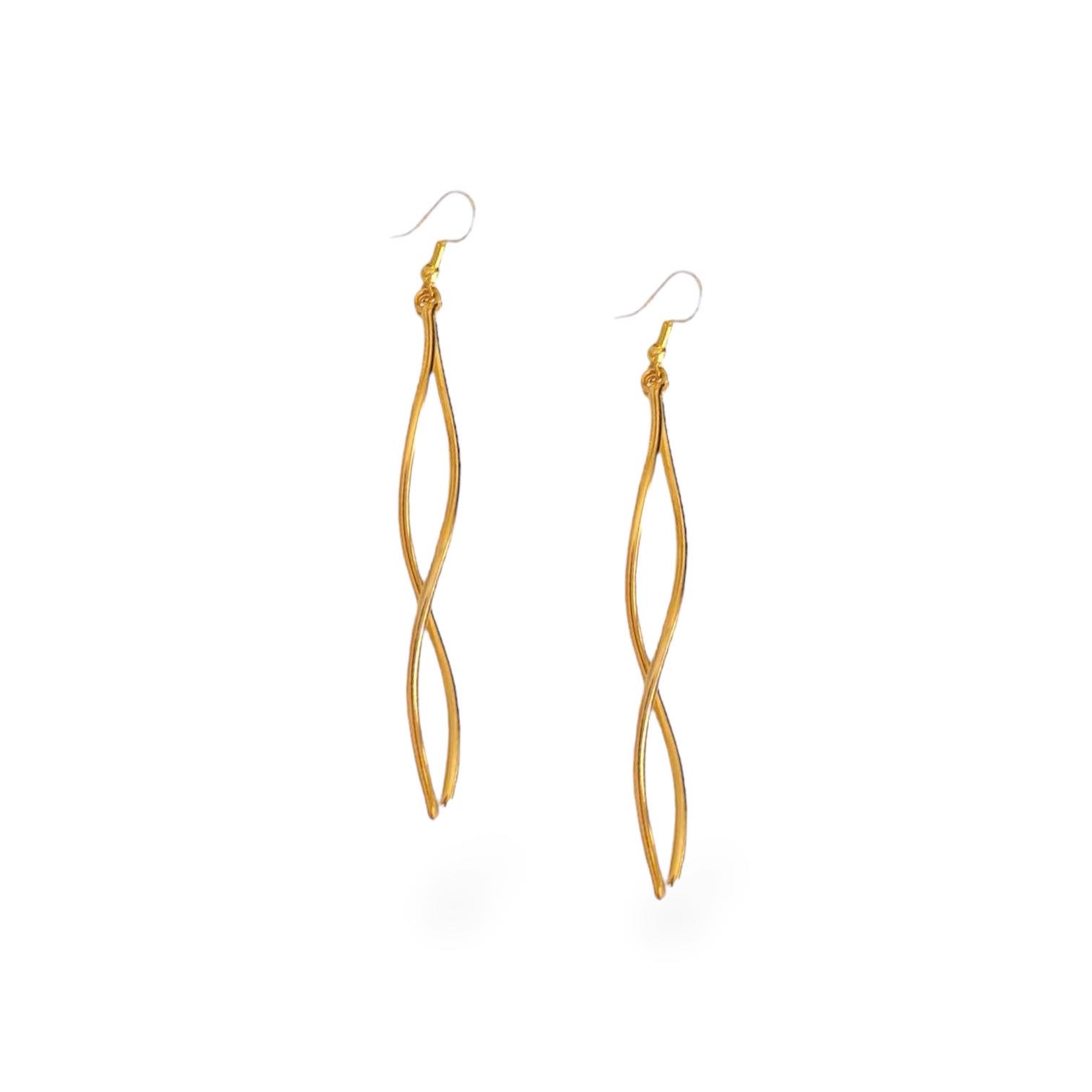 Χειροποίητα μακριά σκουλαρίκια από ορείχαλκο, με διακριτικό περιστρεφόμενο σχήμα. Κρεμιούνται με γαντζάκι από ανοξείδωτο ατσάλι. Διατίθενται με επίχρυση επιμετάλλωση, μαύρη οξείδωση ή free nickel επιμετάλλωση.