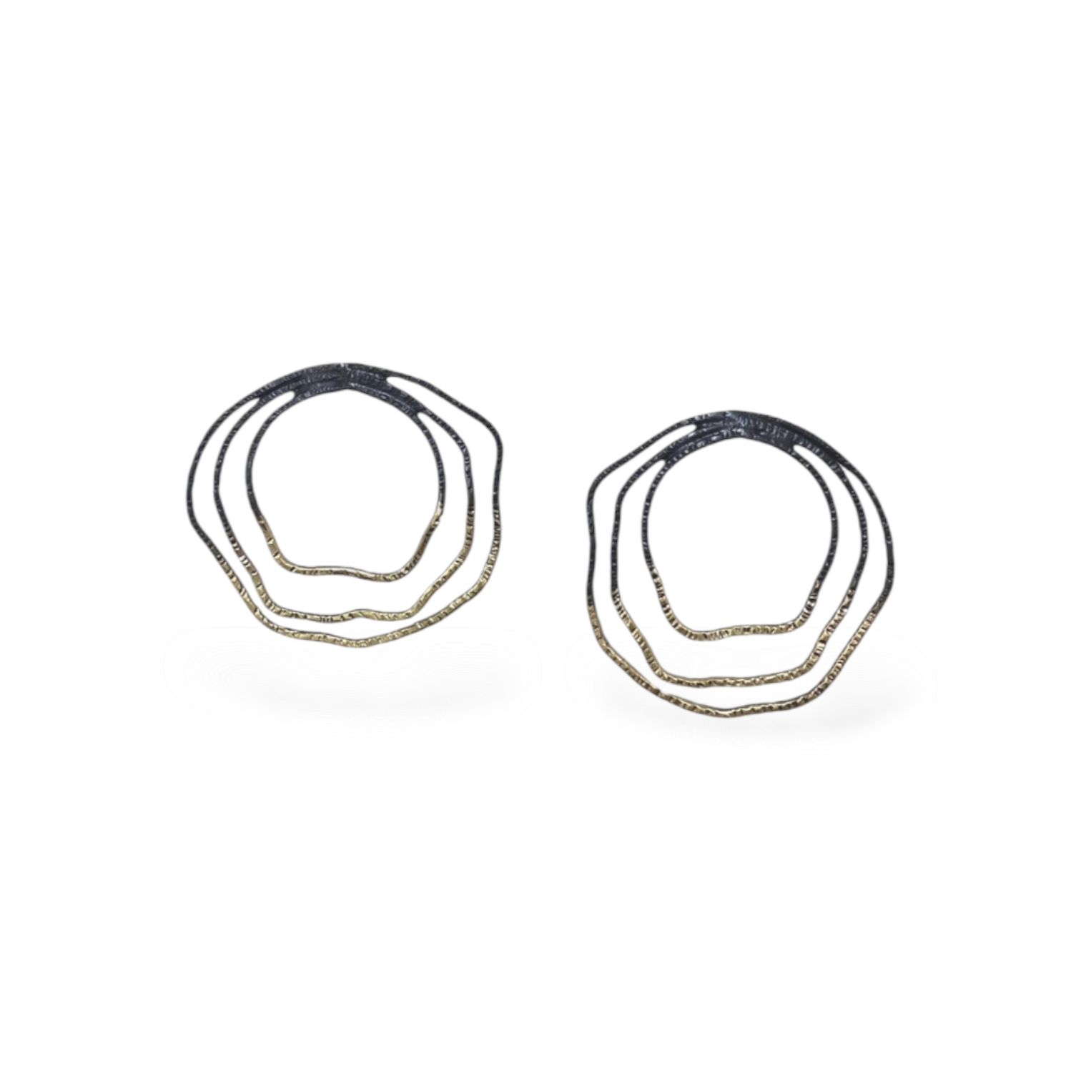 Χειροποίητα σκουλαρίκια κρίκοι από ορείχαλκο σε άμορφο, πολυεπίπεδο σχέδιο. Συνδυάζουν χρυσό και μαύρη οξείδωση με κομψό αποτέλεσμα. Η βελόνα είναι από ασήμι 925. Διατίθενται και σε επίχρυσο ή free nickel φινίρισμα.