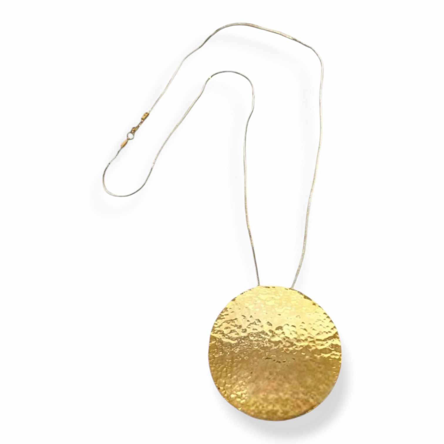 Μακρύ χειροποίητο κολιέ με μεγάλο κυκλικό στοιχείο από ορείχαλκο, συνδυασμός επιχρύσωσης (free nickel) και μαύρης οξείδωσης. Μίνιμαλ και εντυπωσιακό, φοριέται μόνο του ή με layering.