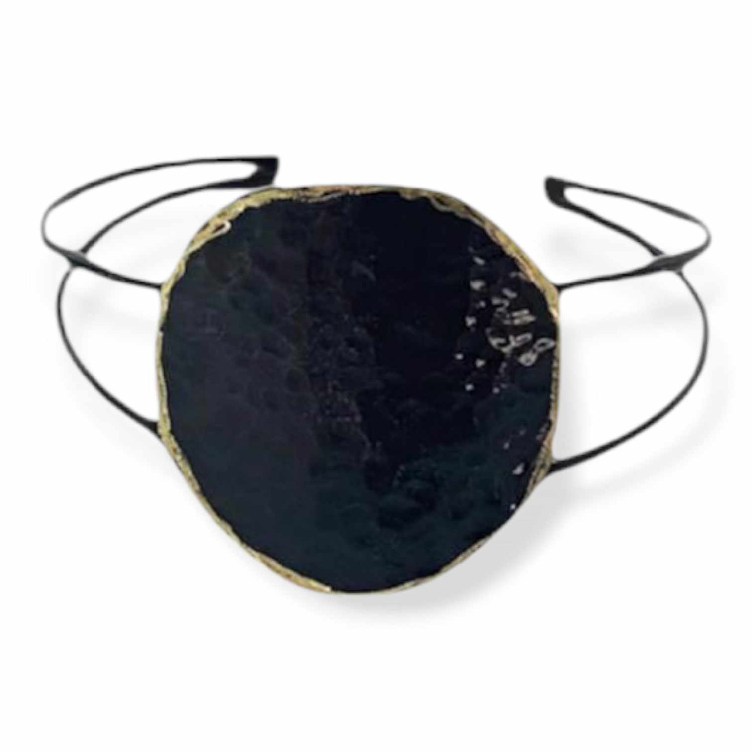 Χειροποίητο βραχιόλι από ορείχαλκο με μεγάλο στρογγυλό στοιχείο σε φυσική υφή, διαθέσιμο σε επίχρυσο, μαύρη οξείδωση και free nickel – statement κόσμημα ελληνικής κατασκευής