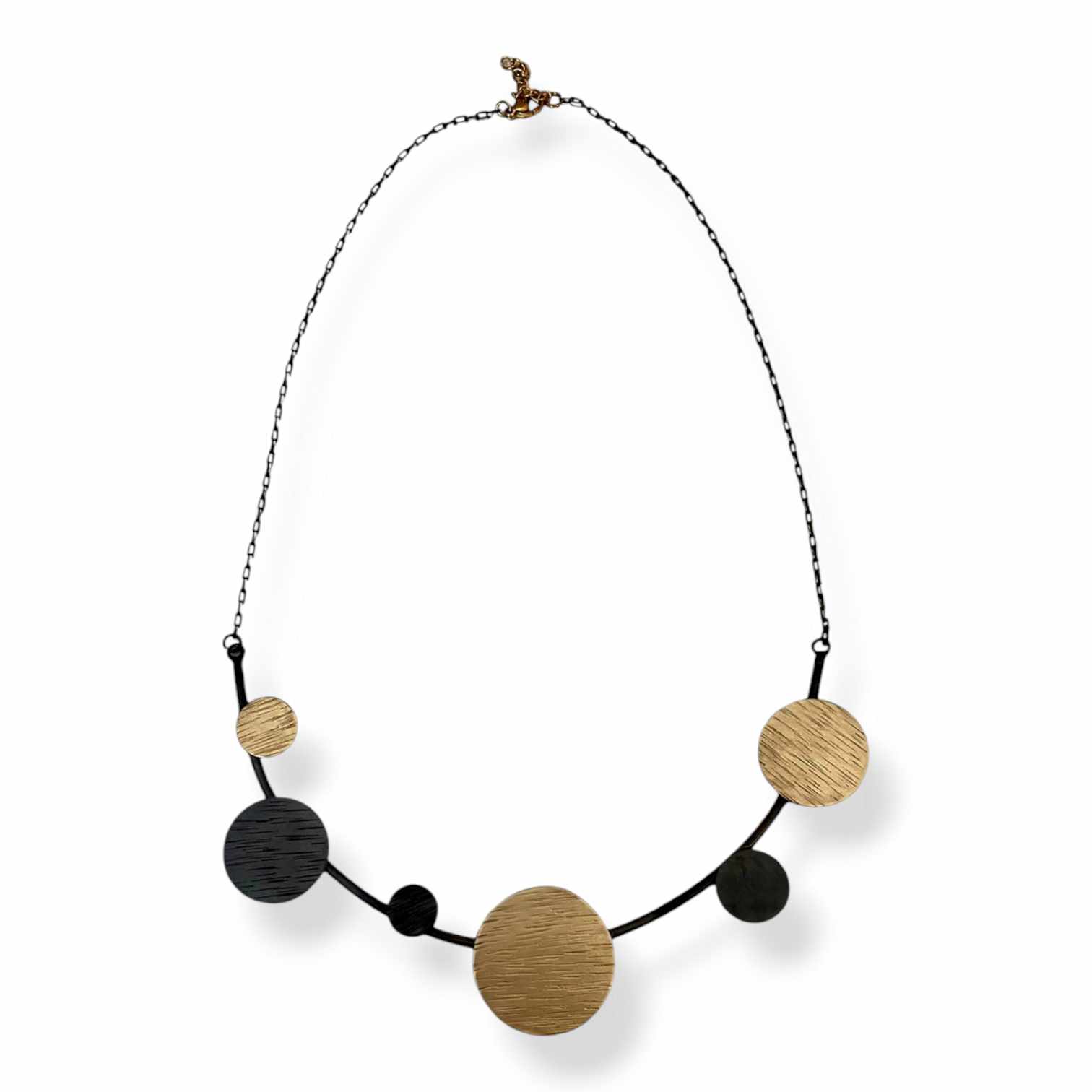 Χειροποίητο κοντό κολιέ 45εκ από ορείχαλκο με ατσάλινη αλυσίδα και συνδυασμό μαύρων και επίχρυσων κυκλικών στοιχείων – μοντέρνος γεωμετρικός σχεδιασμός, free nickel, επίχρυσα ή μαύρη οξείδωση