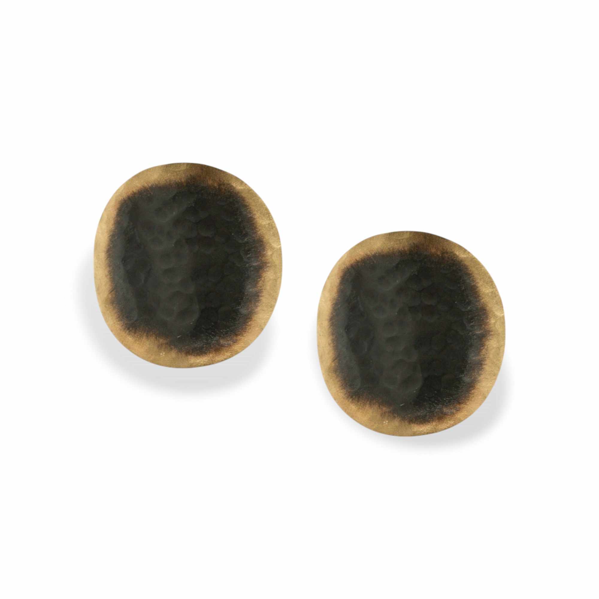 Χειροποίητα στρογγυλά σκουλαρίκια από ορείχαλκο, με έντονη μαύρη οξείδωση στο κέντρο και χρυσή περιμετρική λεπτομέρεια. Η βελόνα είναι από ασήμι 925. Διατίθενται και σε επίχρυση ή free nickel απόχρωση.