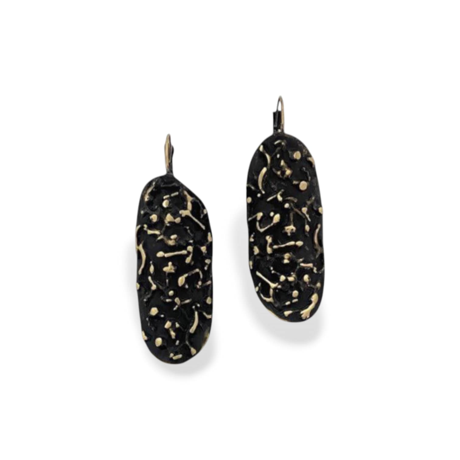 Χειροποίητα οβάλ σκουλαρίκια από ορείχαλκο με μαύρη οξείδωση και χρυσές πινελιές σε αφηρημένο μοτίβο. Η βελόνα είναι από ασήμι 925. Διατίθενται και σε επίχρυσο ή free nickel φινίρισμα.