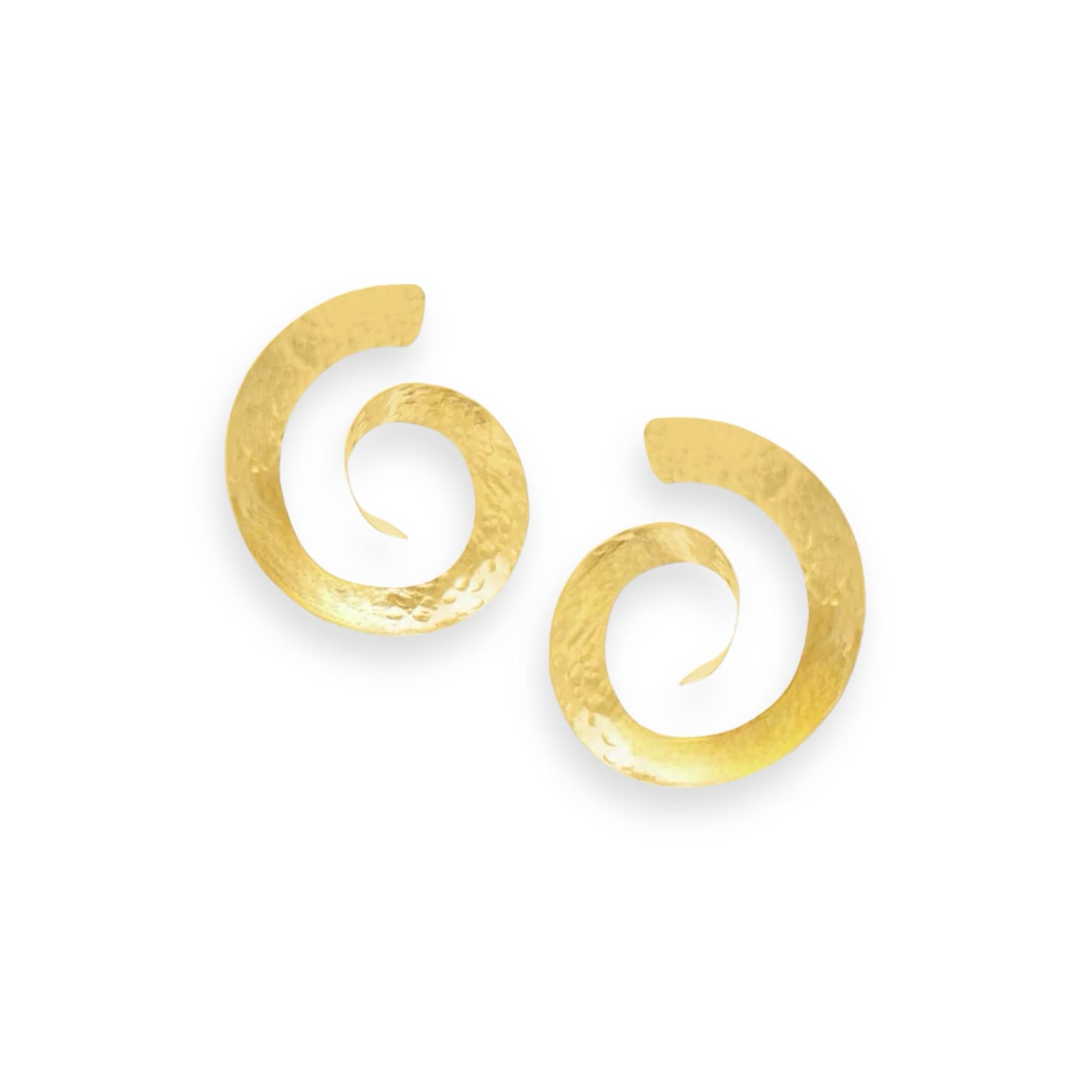 Χειροποίητα σκουλαρίκια από ορείχαλκο με αφαιρετικό σπειροειδές σχήμα και επίχρυσο φινίρισμα. Κομψό και μοντέρνο σχέδιο με ιδιαίτερο χαρακτήρα. Η βελόνα είναι από ασήμι 925. Διατίθενται και σε free nickel ή μαύρη οξείδωση.