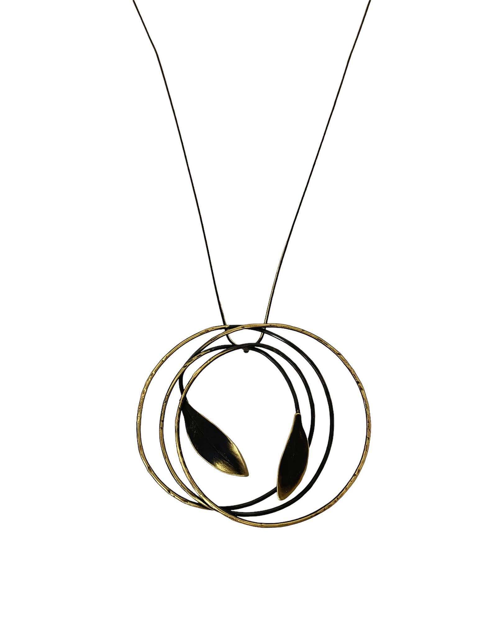 Μακρύ χειροποίητο κολιέ από ορείχαλκο, επιχρυσωμένο (free nickel) και μαύρη οξείδωση, με διπλούς ομόκεντρους κύκλους – μοντέρνο statement κόσμημα ελληνικής κατασκευής.