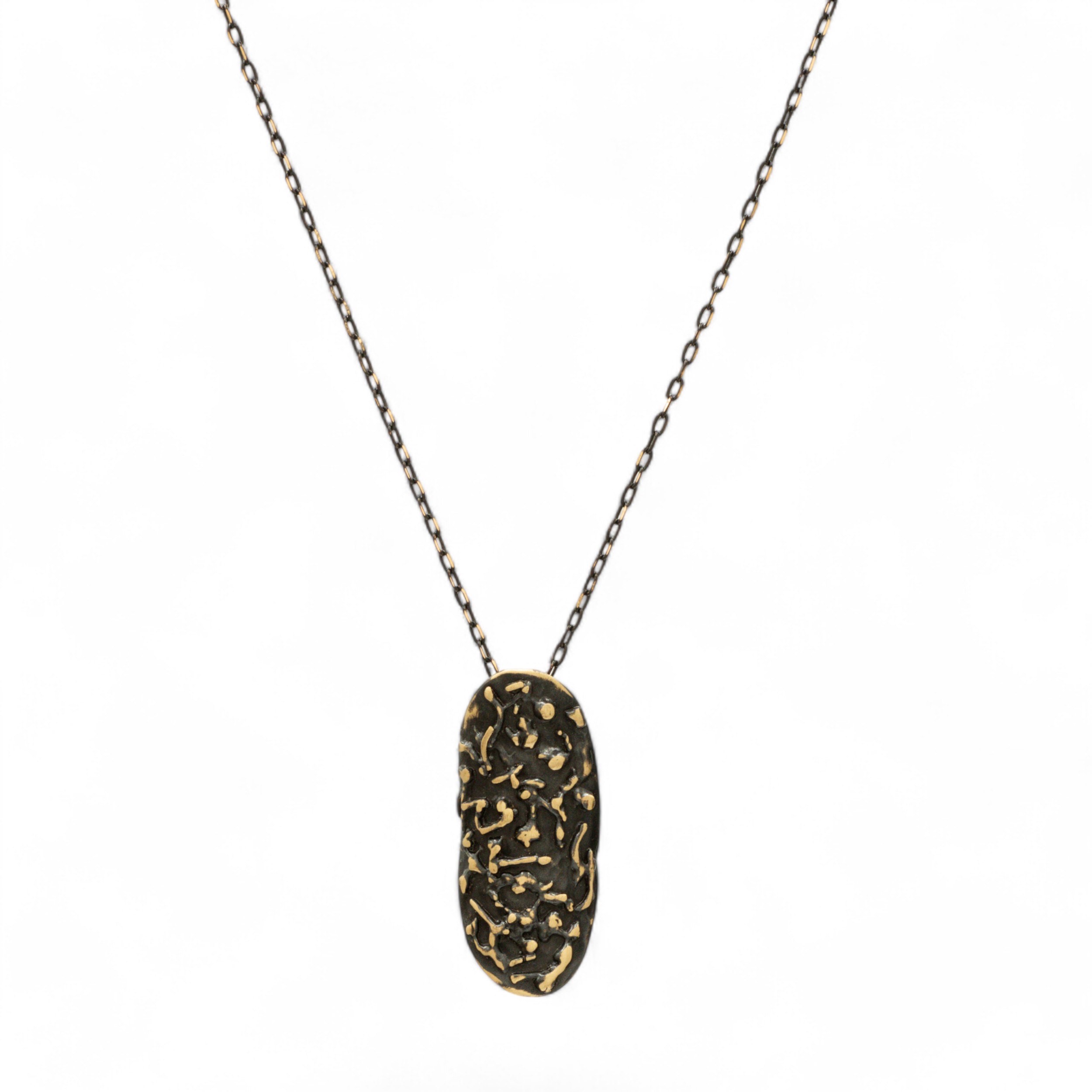 Κοντό χειροποίητο κολιέ 45 cm από ορείχαλκο, μαύρη οξείδωση με επιχρυσωμένες λεπτομέρειες, υποαλλεργικό χωρίς νικέλιο.