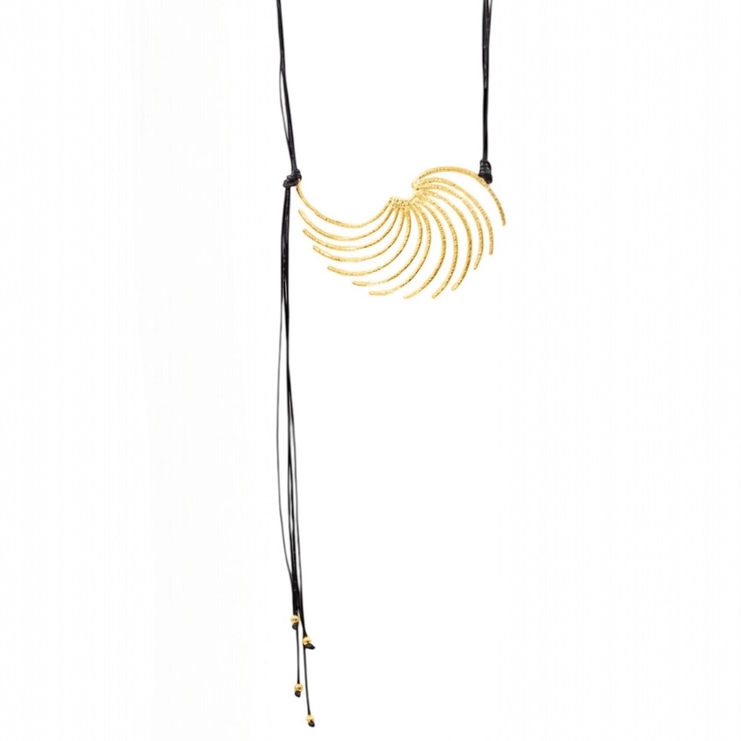 Χειροποίητο μακρύ κολιέ με λεπτά μαύρα δερμάτινα κορδόνια και μεταλλικό στοιχείο από ορείχαλκο.