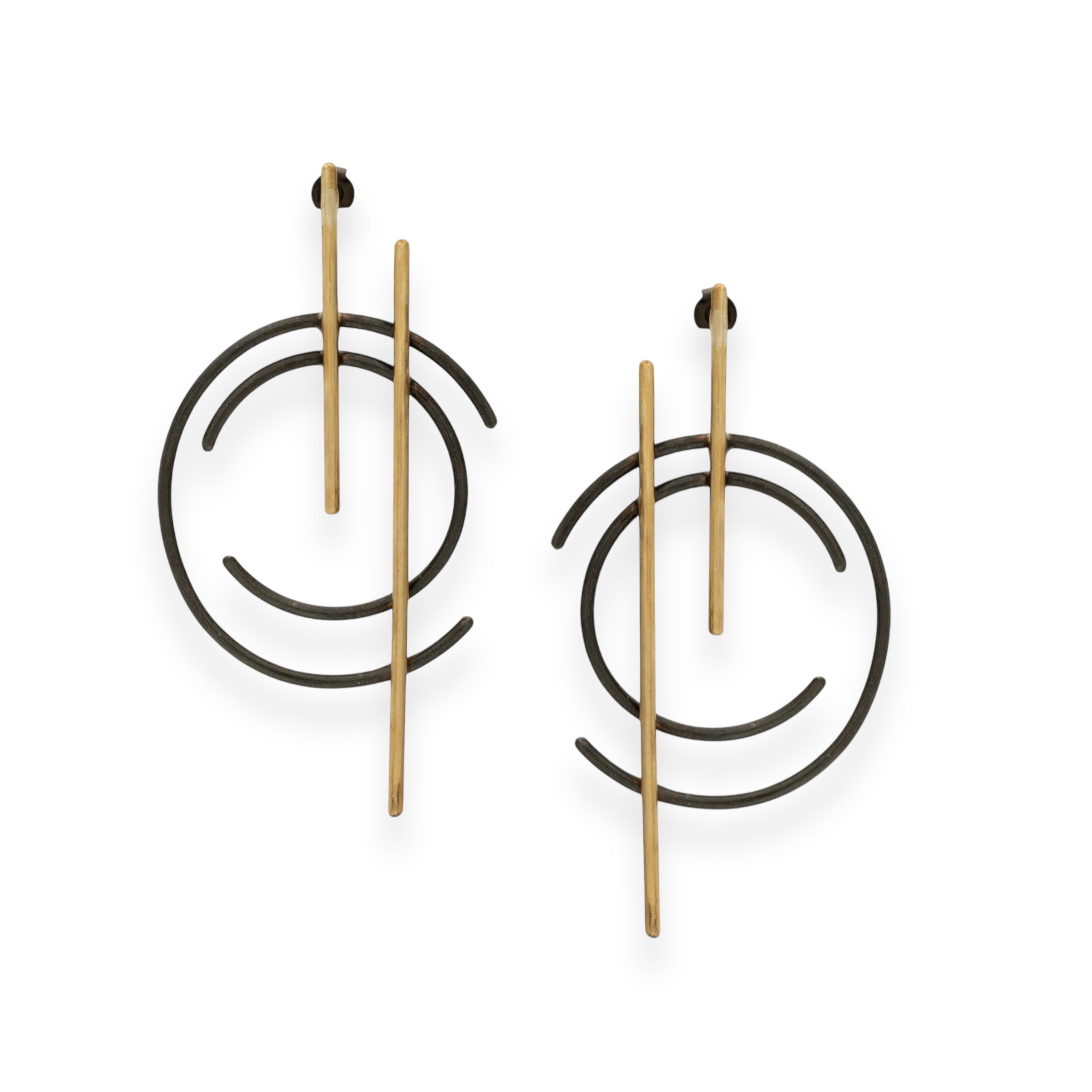 Χειροποίητα στρογγυλά σκουλαρίκια από ορείχαλκο με ανάγλυφη vintage υφή σε χρυσό τόνο. Κομψά και διαχρονικά, κατάλληλα για κάθε περίσταση. Η βελόνα είναι από ασήμι 925. Διατίθενται και σε επίχρυσο, μαύρη οξείδωση ή free nickel φινίρισμα.