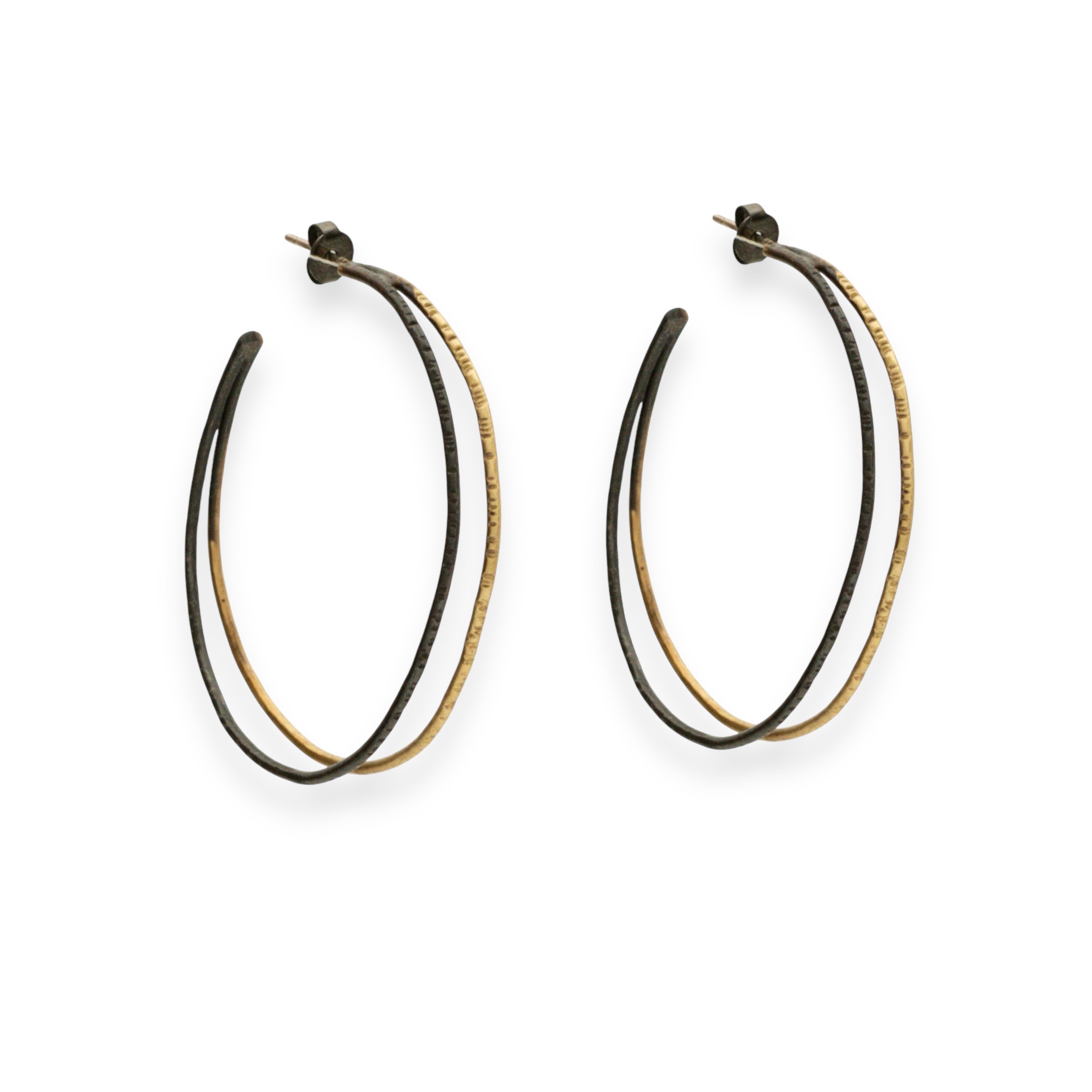 Χειροποίητα σκουλαρίκια κρίκοι από ορείχαλκο με διπλό σύρμα σε μαύρη οξείδωση και επίχρυσο φινίρισμα. Κομψό, μοντέρνο σχέδιο για καθημερινές ή πιο ιδιαίτερες εμφανίσεις. Η βελόνα είναι από ασήμι 925. Διατίθενται και σε free nickel φινίρισμα.