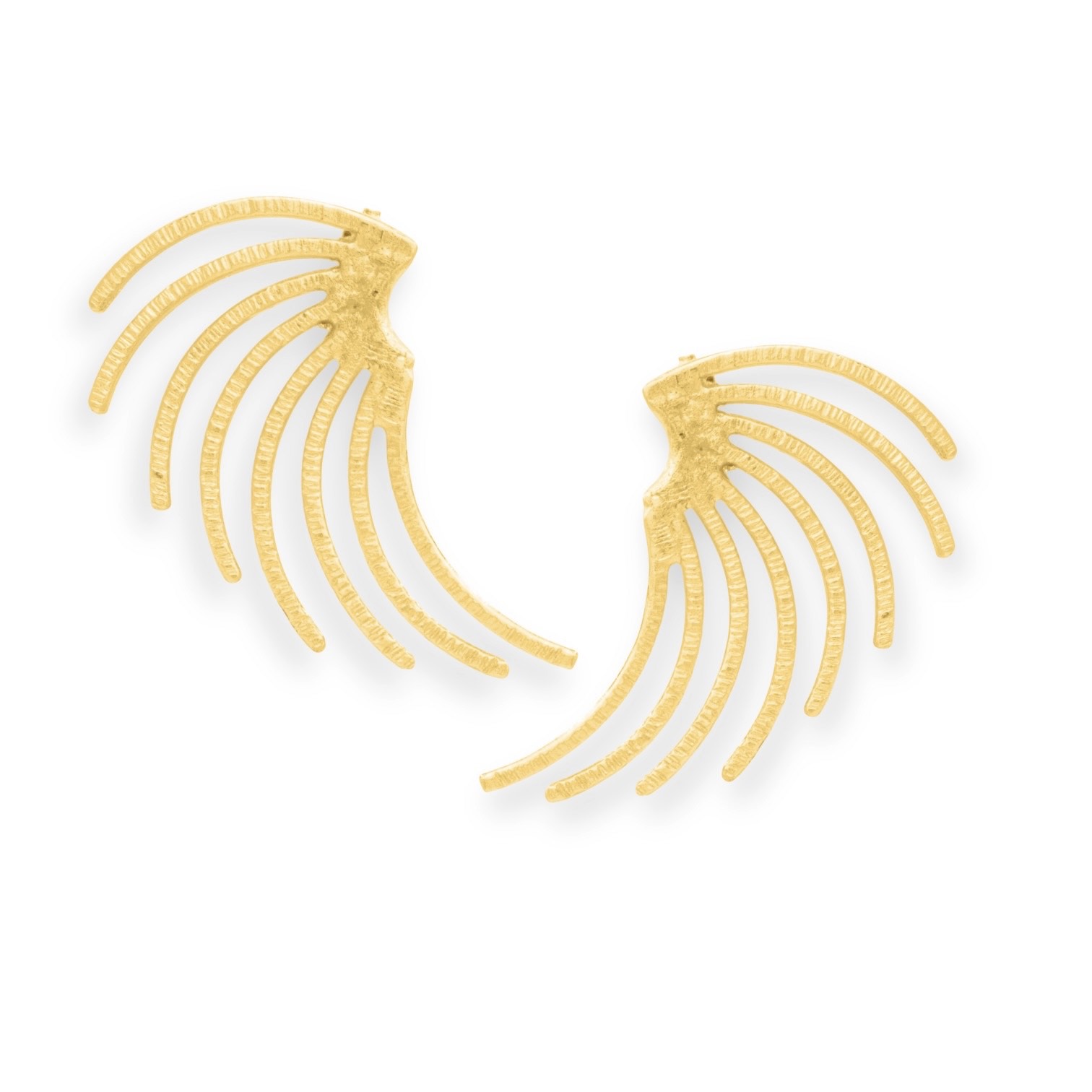 Χειροποίητα σκουλαρίκια από ορείχαλκο με εντυπωσιακό φτερωτό σχέδιο που αγκαλιάζει τον λοβό. Διαθέτουν βελόνα από ασήμι 925 και διατίθενται με επίχρυση επιμετάλλωση, μαύρη οξείδωση ή επιμετάλλωση free nickel.