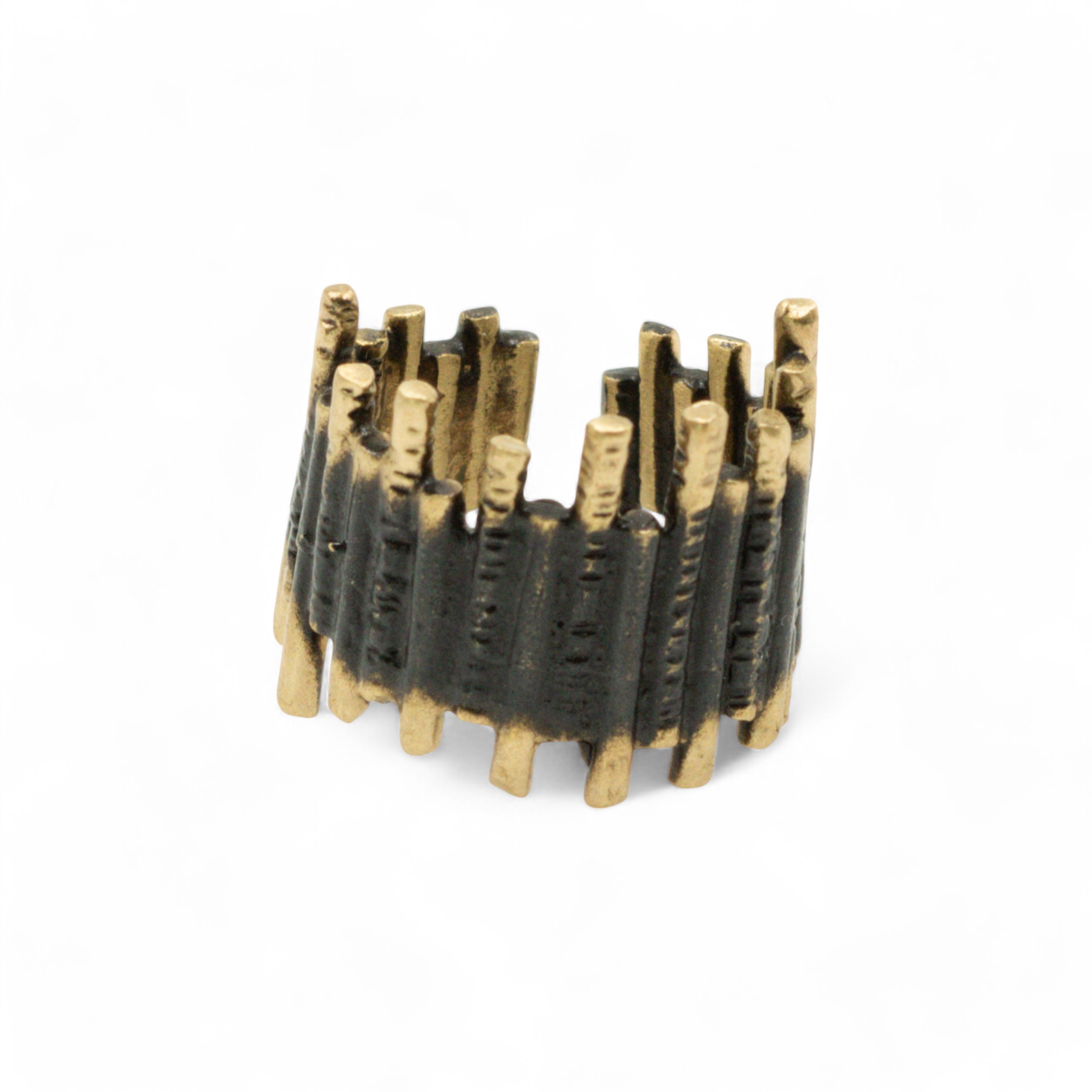 Χειροποίητο ανοιγόμενο δαχτυλίδι από ορείχαλκο με διπλό κυκλικό μοτίβο σε επίχρυσο και μαύρη οξείδωση, free nickel