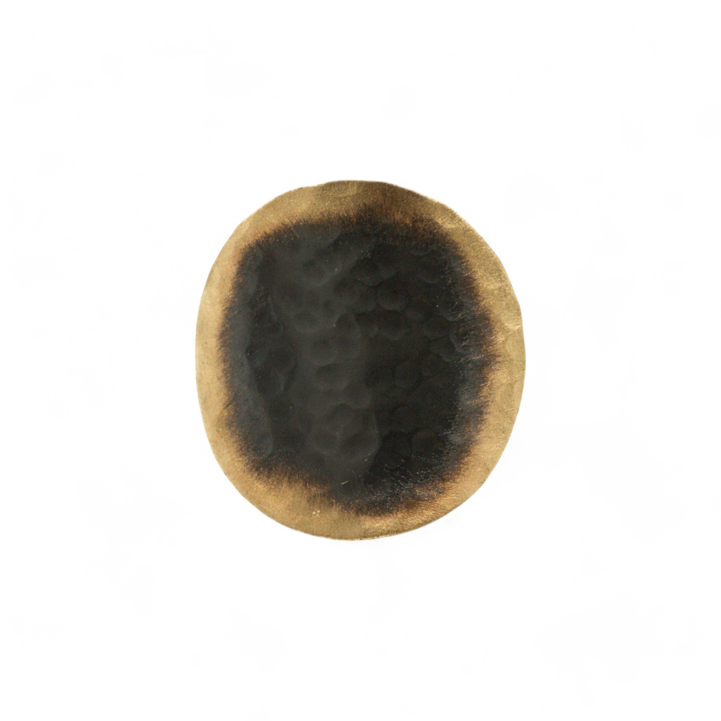 Χειροποίητο ανοιγόμενο δαχτυλίδι από ορείχαλκο με στρογγυλό σχήμα και μαύρη οξείδωση στο κέντρο, διαθέσιμο και σε επίχρυσο, free nickel