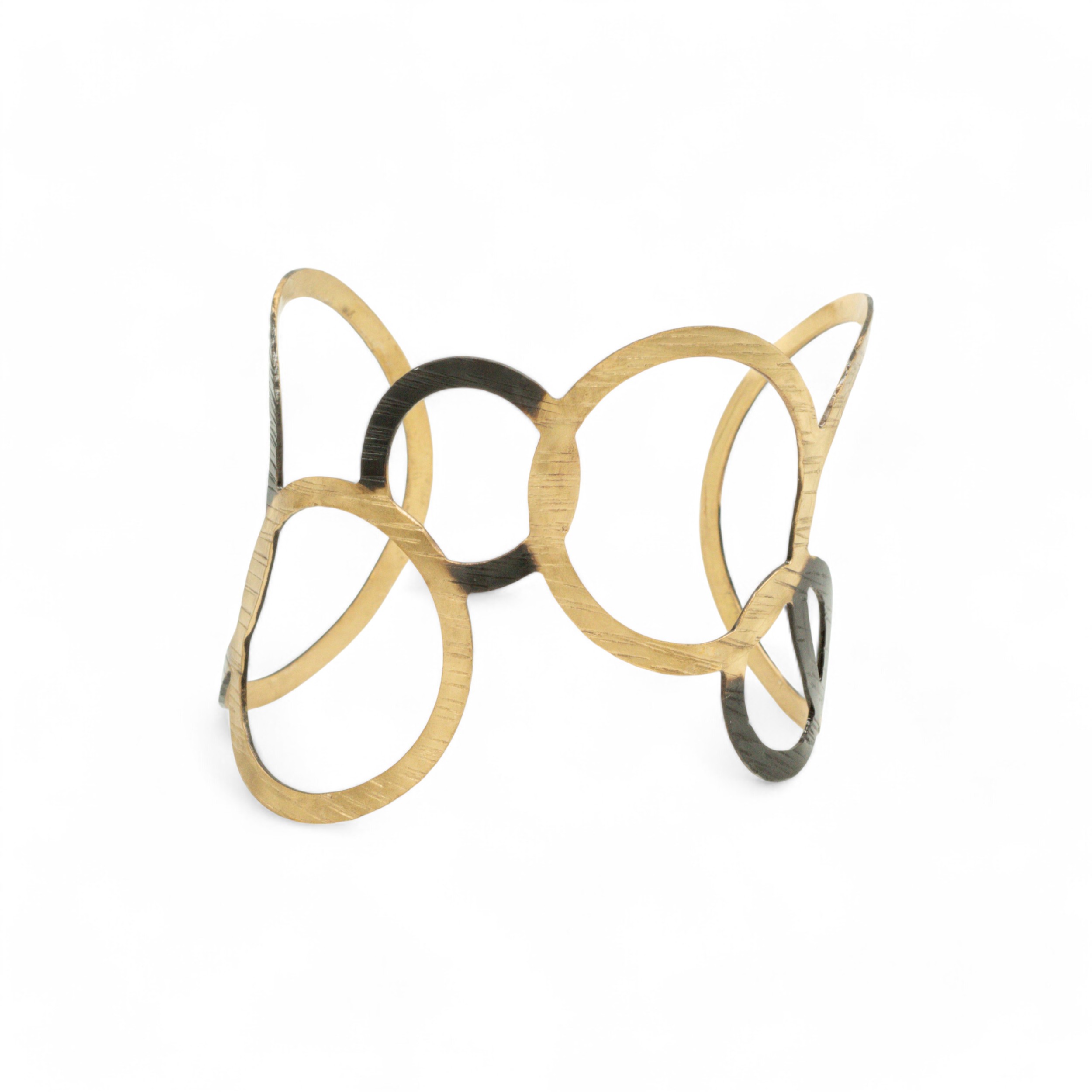 Χειροποίητο βραχιόλι από ορείχαλκο με γεωμετρικούς κύκλους σε ανοιχτό σχέδιο, διαθέσιμο σε επίχρυσο, μαύρη οξείδωση και free nickel – statement κόσμημα ελληνικής κατασκευής