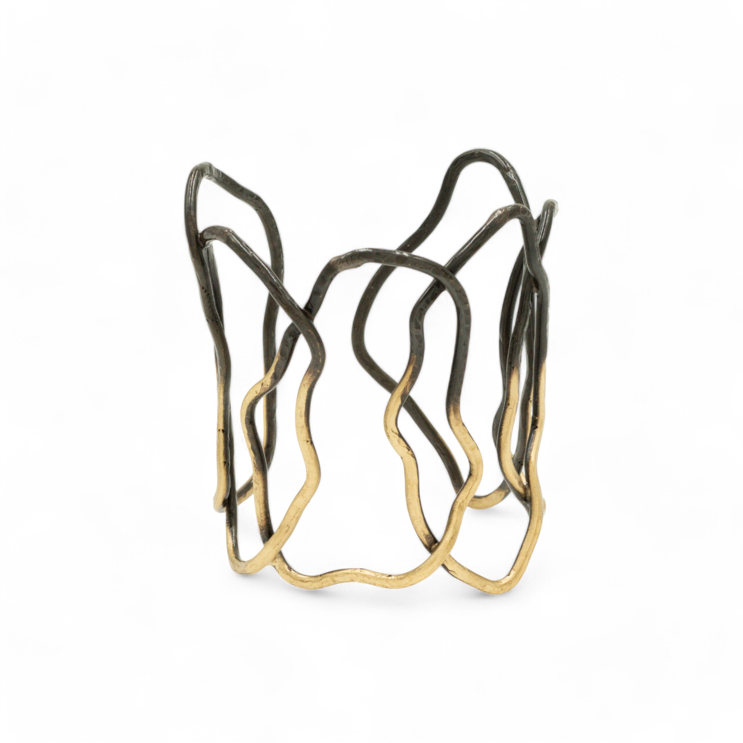 Χειροποίητο βραχιόλι από ορείχαλκο με αφηρημένο σχέδιο πολλαπλών κυματιστών γραμμών, διαθέσιμο σε επίχρυσο, μαύρη οξείδωση και free nickel – statement κόσμημα ελληνικής κατασκευής