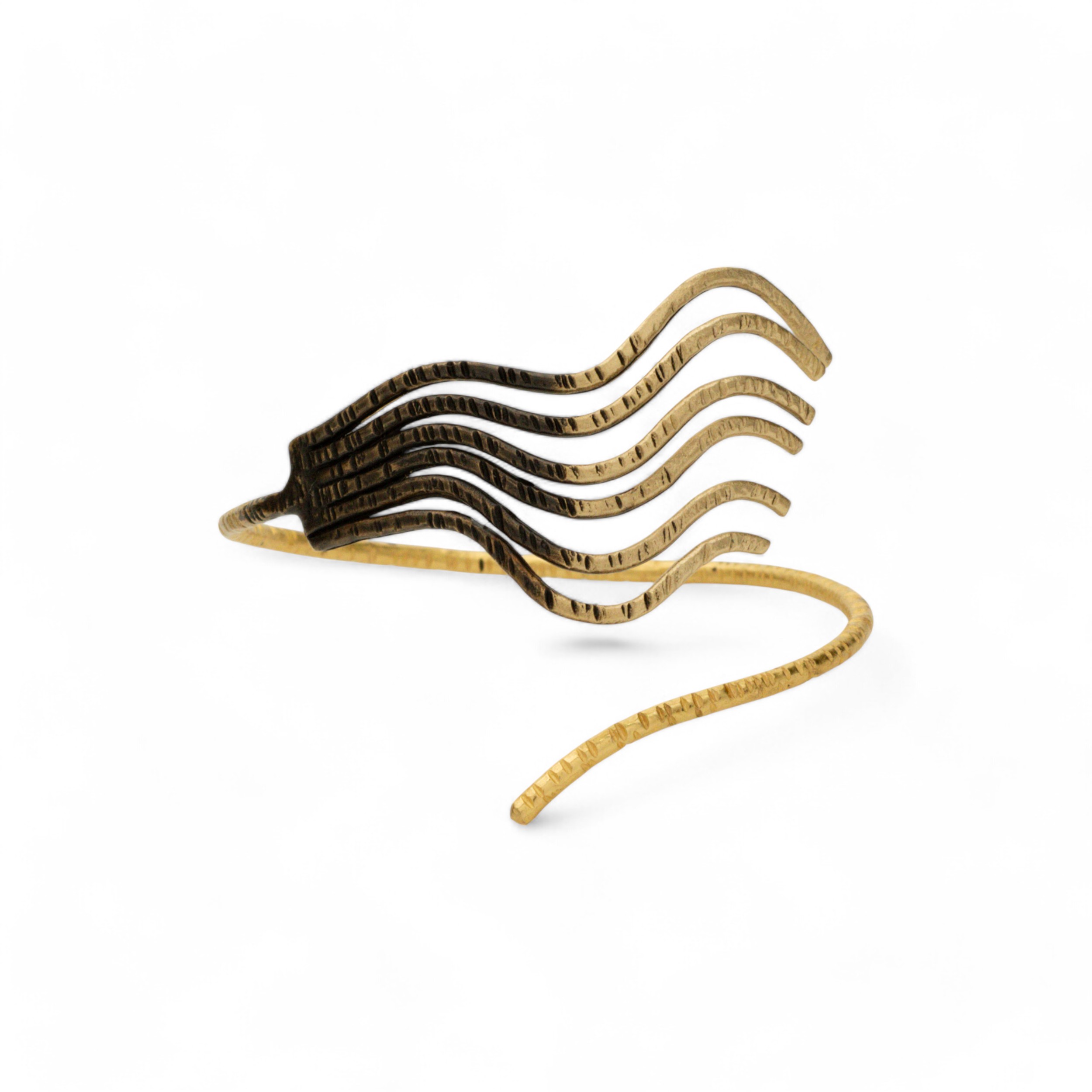 Χειροποίητο βραχιόλι από ορείχαλκο με κυματιστές γραμμές και γλυπτικό στοιχείο, διαθέσιμο σε επίχρυσο, μαύρη οξείδωση και free nickel – statement κόσμημα ελληνικής κατασκευής