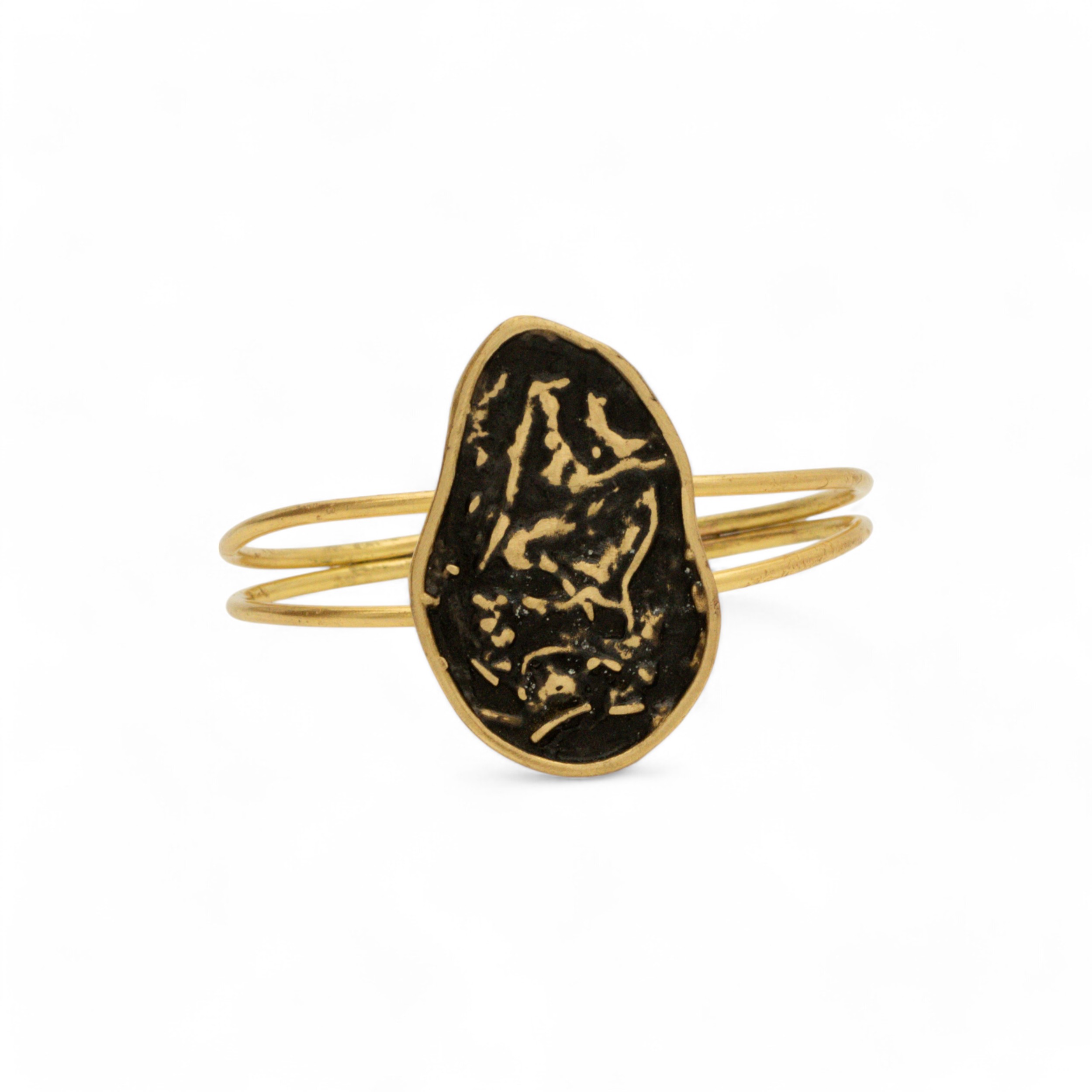 Χειροποίητο βραχιόλι από ορείχαλκο με ακανόνιστο ανάγλυφο στοιχείο σε φυσική μορφή, διαθέσιμο σε επίχρυσο, μαύρη οξείδωση και free nickel – statement κόσμημα ελληνικής κατασκευής