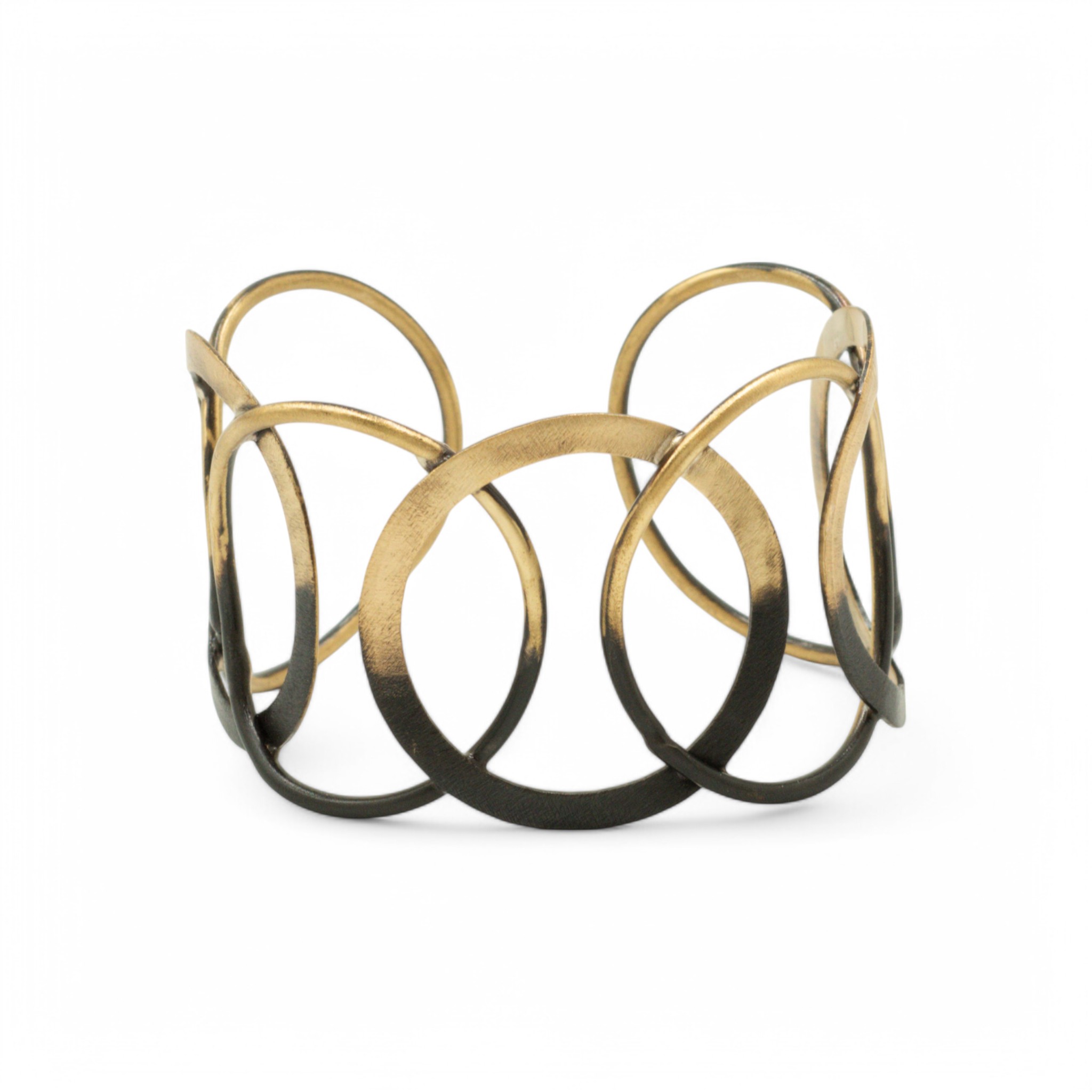 Χειροποίητο βραχιόλι από ορείχαλκο με ενωμένους γεωμετρικούς κύκλους σε μορφή cuff, διαθέσιμο σε επίχρυσο, μαύρη οξείδωση και free nickel – statement κόσμημα ελληνικής κατασκευής