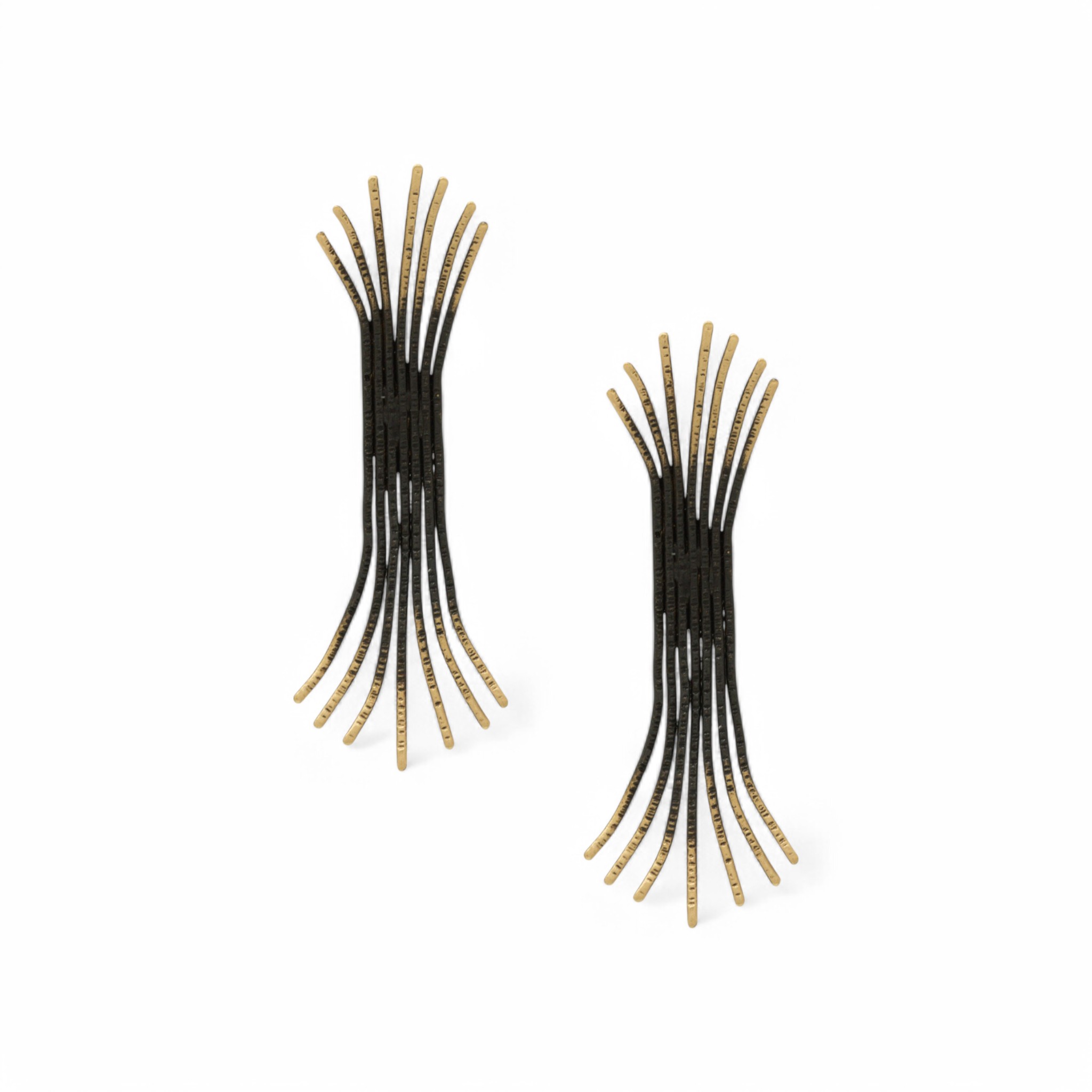 Μακριά χειροποίητα σκουλαρίκια από σύρμα ορείχαλκου σε διχρωμία. Διαθέσιμα σε επίχρυσο, μαύρη οξείδωση ή free nickel. Η βελόνα είναι από ασήμι 925 για αποφυγή αλλεργιών.