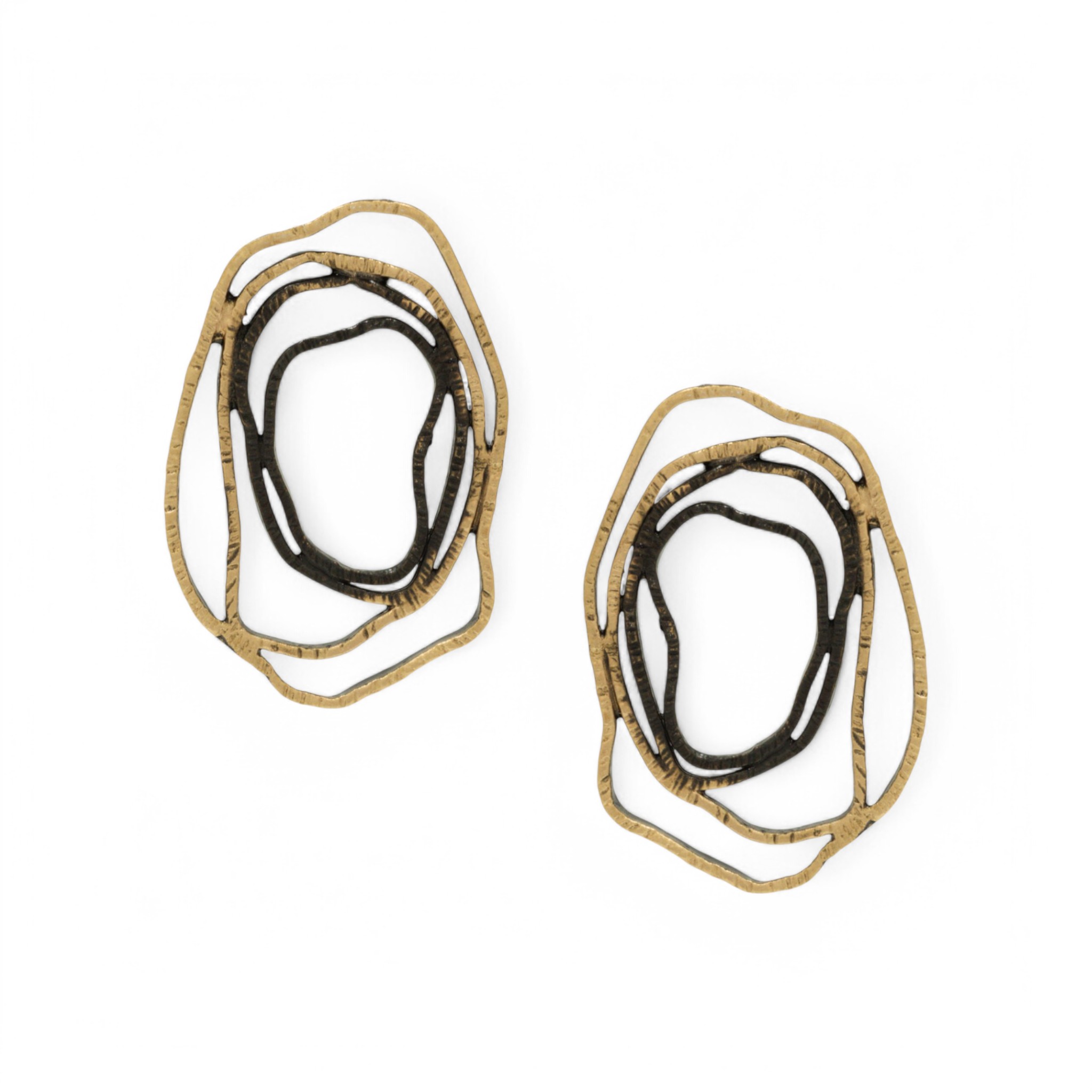 Χειροποίητα σκουλαρίκια από ορείχαλκο σε δύο αποχρώσεις. Διατίθενται σε επίχρυσο, μαύρη οξείδωση ή free nickel. Η βελόνα που εφαρμόζει στο αυτί είναι από ασήμι 925.