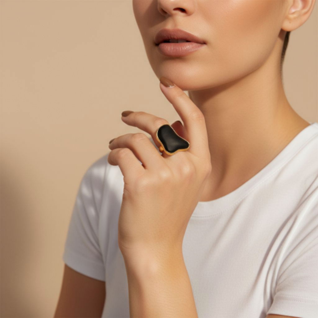 Ανοιγόμενο χειροποίητο δαχτυλίδι ορείχαλκου με ασύμμετρη πέτρα από υγρό γυαλί