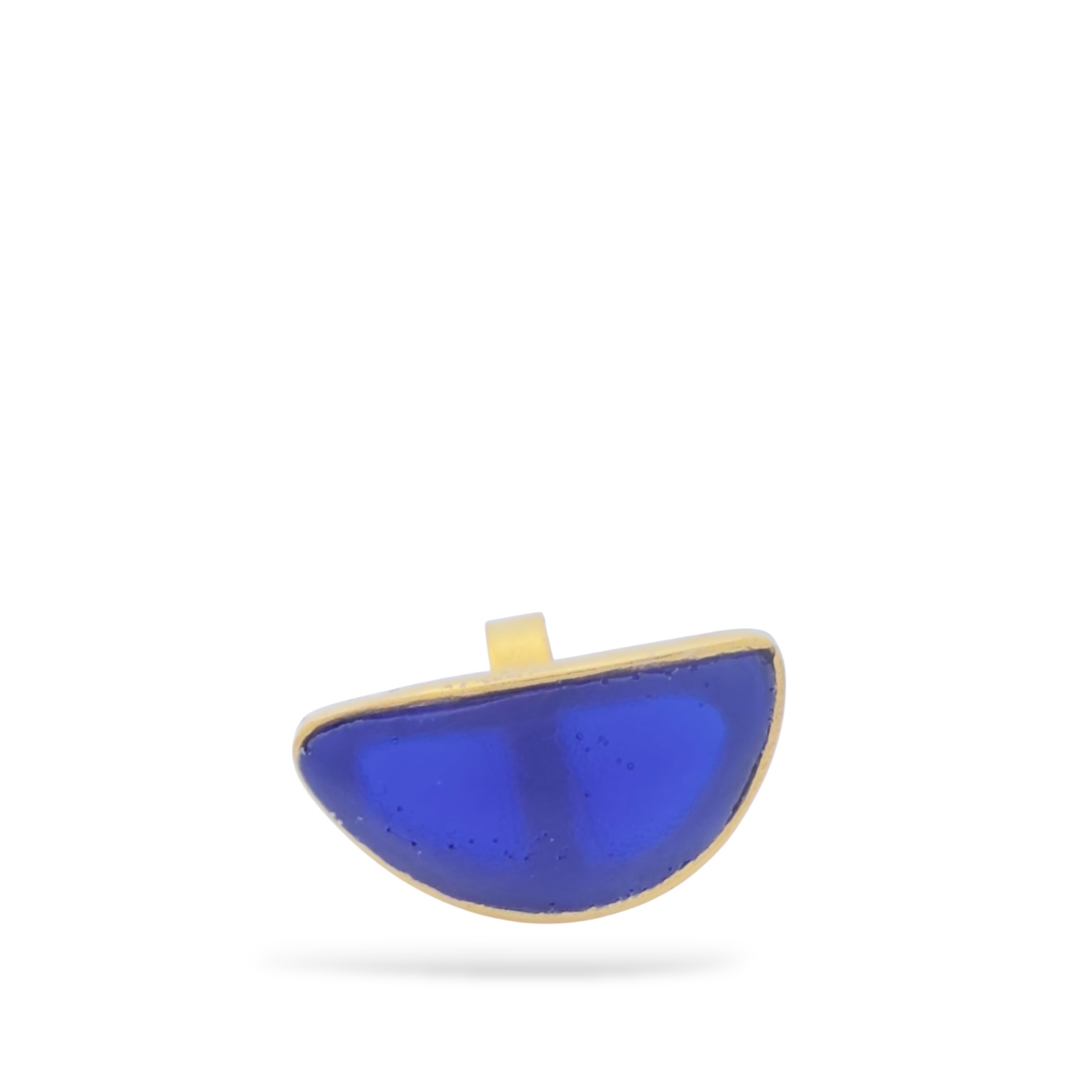 Ανοιγόμενο χειροποίητο δαχτυλίδι από ορείχαλκο με πέτρα από υγρό γυαλί σε σχήμα ημικύκλιο.