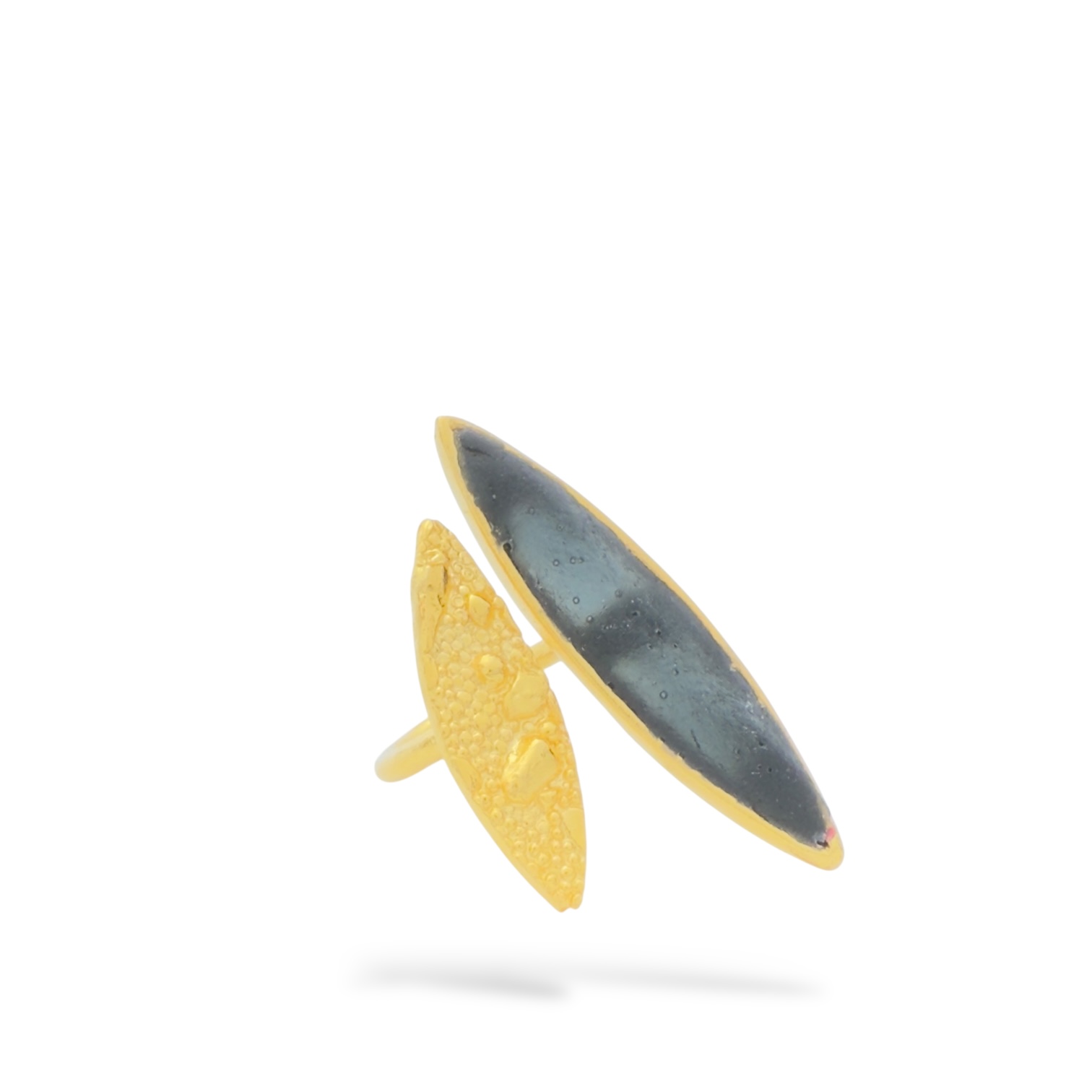 Ανοιγόμενο χειροποίητο δαχτυλίδι ορείχαλκου με μία πέτρα από υγρό γυαλί και ένα μεταλλικό στοιχείο.