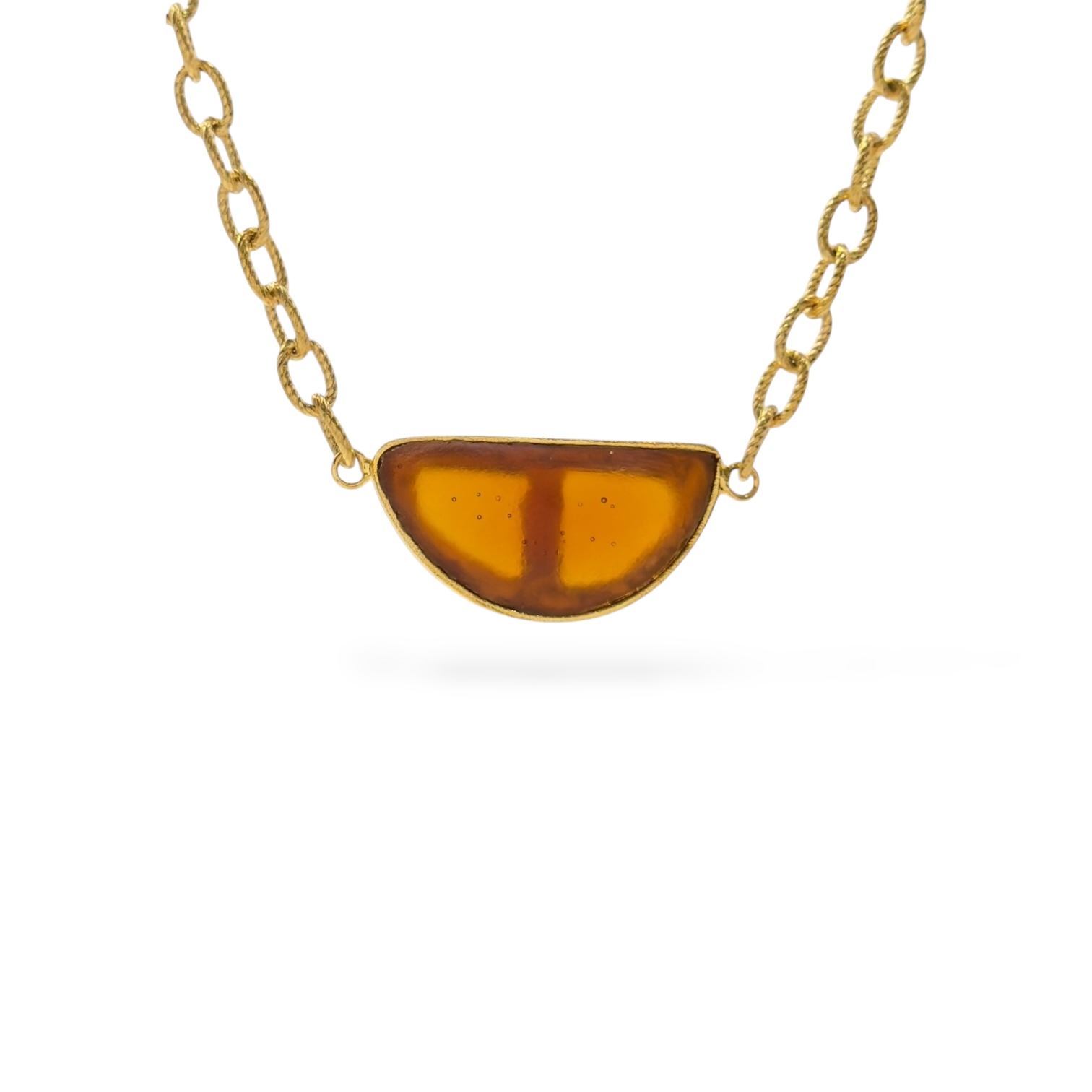 Κοντό κολιέ 45 cm με ατσάλινη αλυσίδα και ημικυκλικό στοιχείο από υγρό γυαλί.