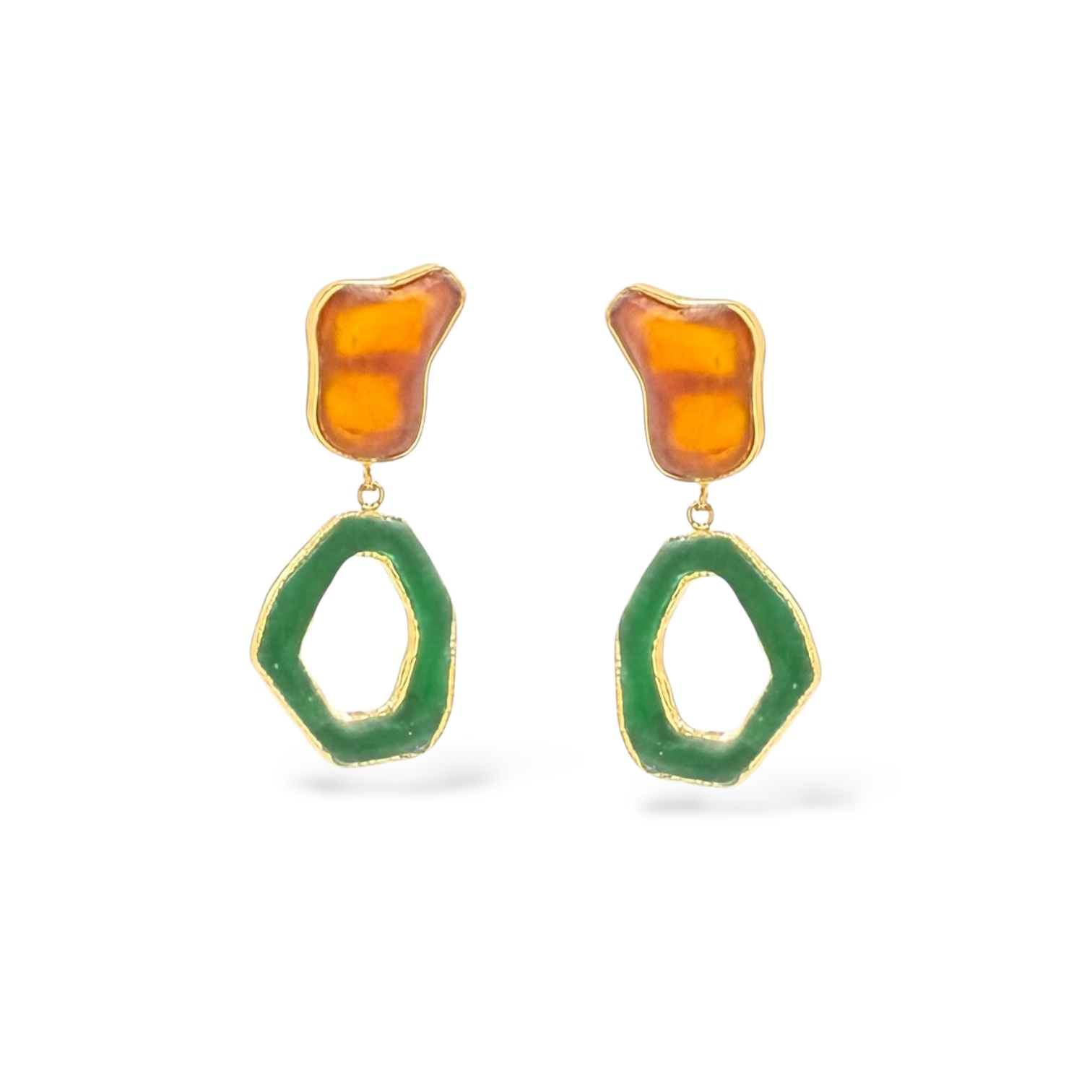 Κρεμαστά επιχρυσωμένα σκουλαρίκια ορείχαλκου με στοιχεία από υγρό γυαλί και βελόνα από ασήμι 925.