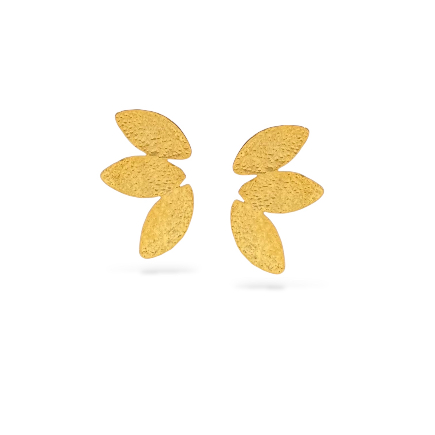 Χειροποίητα γλυπτικά σκουλαρίκια από ορείχαλκο με οργανική φόρμα και βελόνα από ασήμι 925